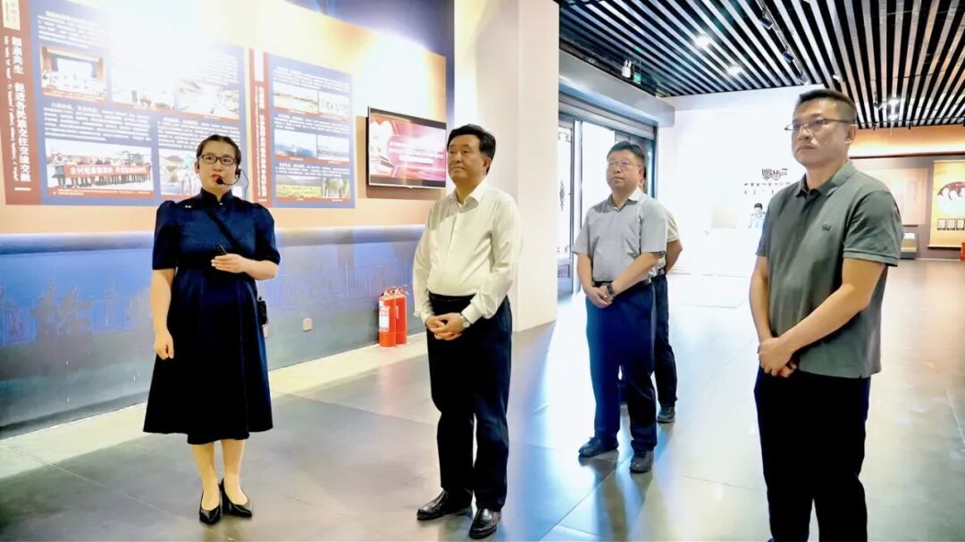 贺伟华调研铸牢中华民族共同体意识和民生保障工作相关图片